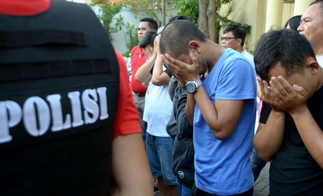 Ινδονησία: Bουρδουλιές σε δύο άνδρες που κατηγορούνται για ομοφυλοφιλία