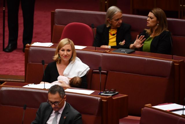 Αυστραλία: Πολιτικός γράφει ιστορία θηλάζοντας το μωρό της στη Βουλή