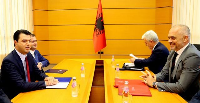 Αλβανία: Συμφωνία Ράμα – Μπάσα για άρση του πολιτικού αδιεξόδου