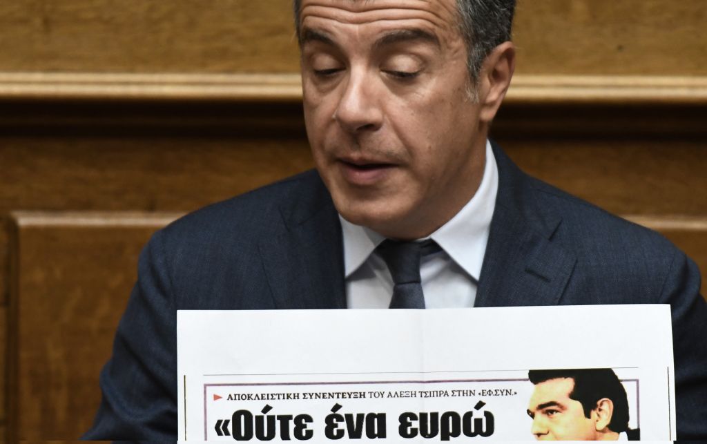 Θεοδωράκης: «Η Ελλάδα παραμένει εγκλωβισμένη στα μνημόνια»