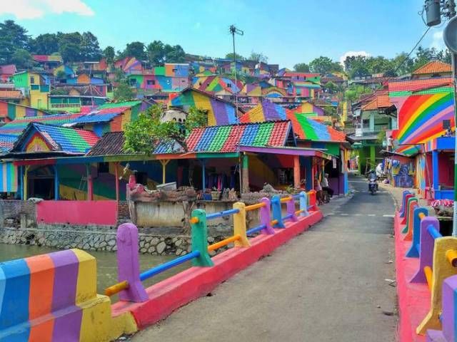 Στα χρώματα του ουράνιου τόξου βάφτηκε χωριό της Ινδονησίας