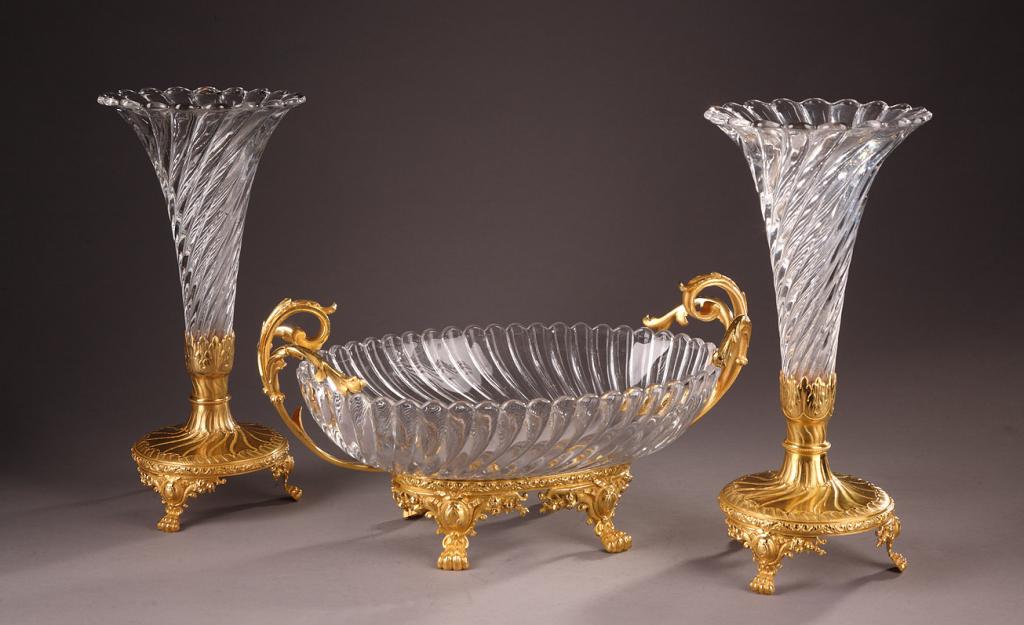 Αλλοι πωλούν ασημικά και άλλοι κρύσταλλα Baccarat