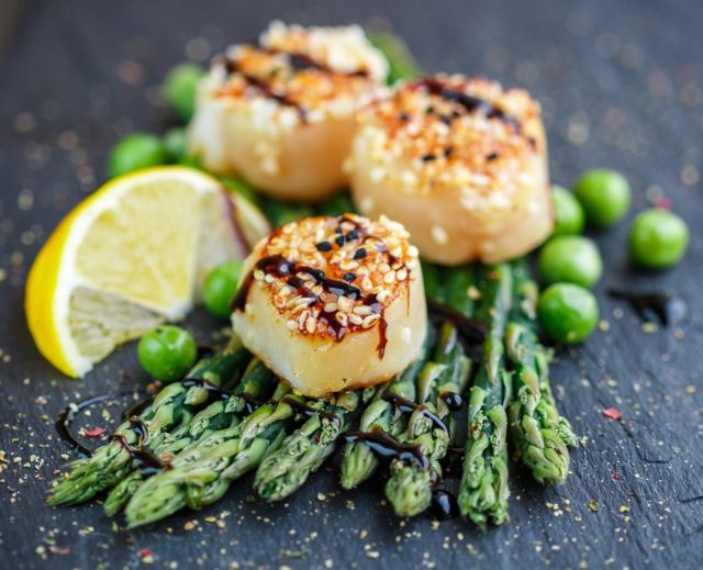 Χτένια με άγρια σπαράγγια σοτέ