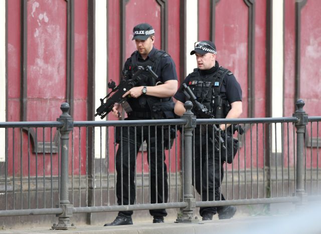 Αυστηρότερα μέτρα ασφαλείας σε πολλές χώρες μετά την επίθεση στο Μάντσεστερ