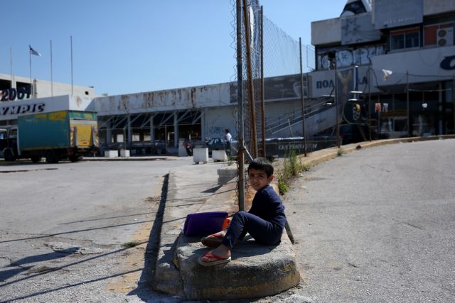 Εγκαταλείπουν σταδιακά το Ελληνικό οι πρόσφυγες