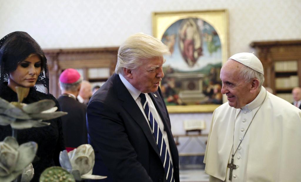 Αμήχανη συνάντηση Πάπα Φραγκίσκου-Τραμπ στο Βατικανό