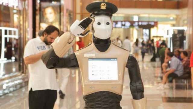 Ρομπότ αστυνομικός κάνει περιπολίες στο Ντουμπάι και ρομπότ χορευτής διδάσκει βαλς στην Ιαπωνία