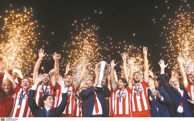 Ονειρα σε φόντο ερυθρόλευκο