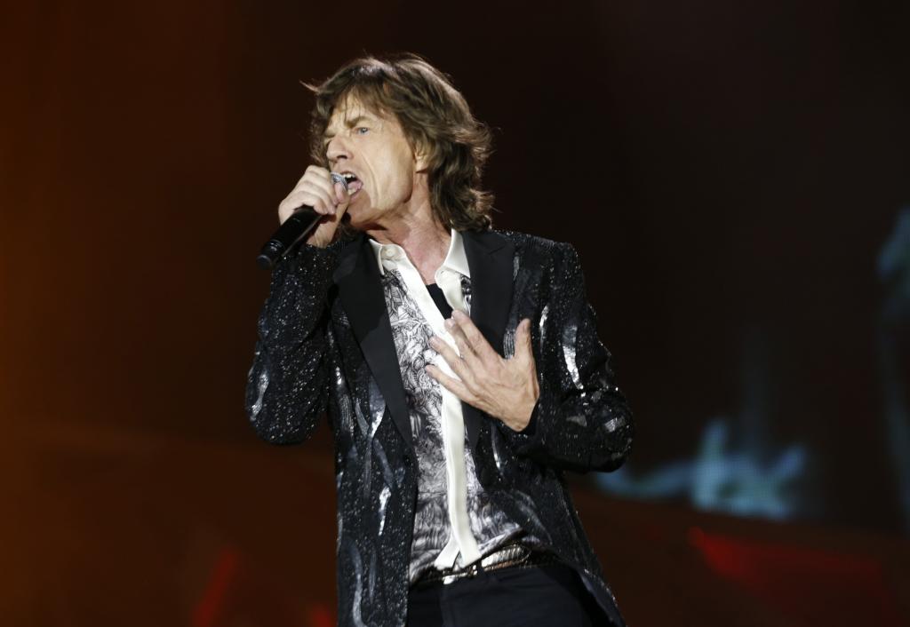 Ο Μικ Τζάγκερ πρέπει να σταματήσει να κάνει παιδιά, λέει ο αδερφός του