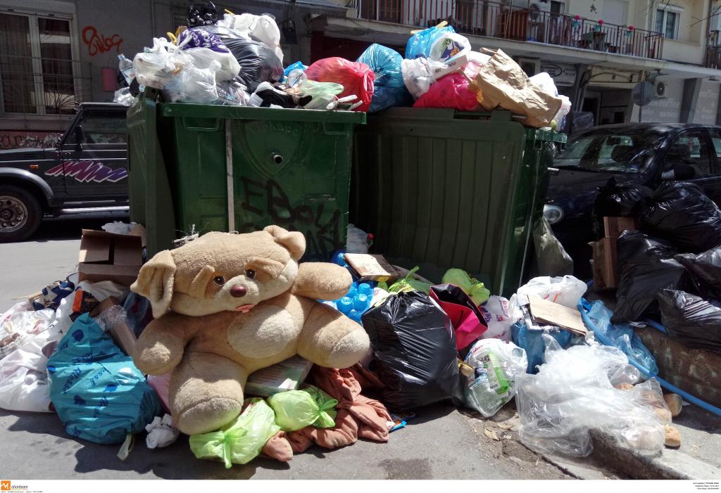 Θεσσαλονίκη: Έκκληση στους δημότες να μην κατεβάζουν σκουπίδια στους κάδους το τριήμερο του Αγίου Πνεύματος