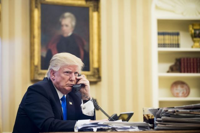 Τηλεφωνικές εξηγήσεις Τραμπ σε ξένους ηγέτες μετά την κατακραυγή