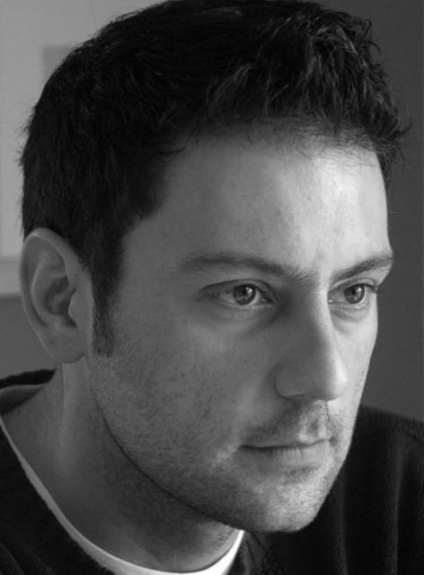 Νίκος Γιαλελής: «Πάνω στη σκηνή νιώθω σαν να είναι πάντα η πρώτη φορά»