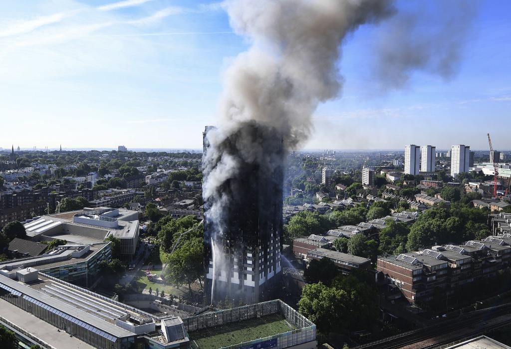 Οι φλόγες «καταπίνουν» πύργο με 120 διαμερίσματα στο Λονδίνο – 12 νεκροί, 74 τραυματίες
