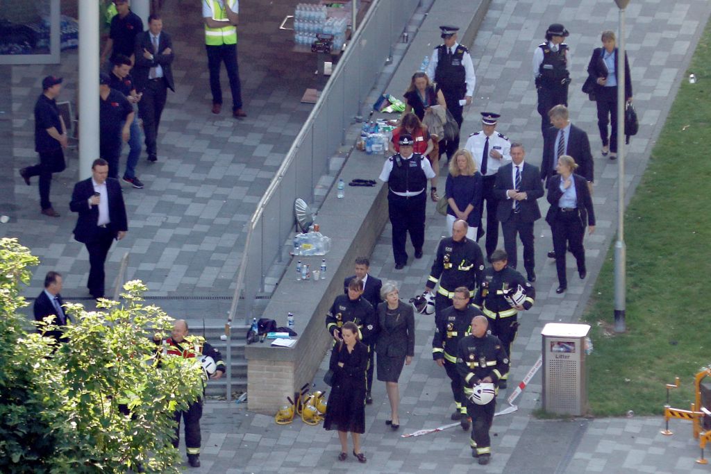 Μαζί με τις φλόγες έσβησαν και οι ελπίδες για επιζώντες στον πύργο στο Λονδίνο