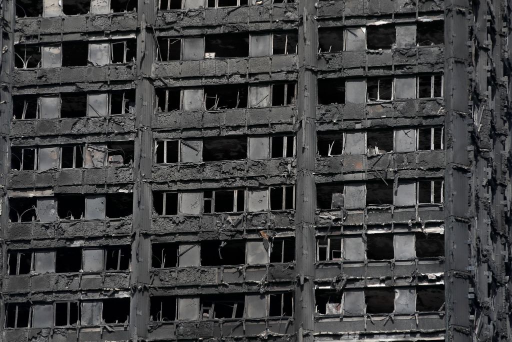 Λονδίνο: Αρχισε η έρευνα της αστυνομίας για τα αίτια της φωτιάς