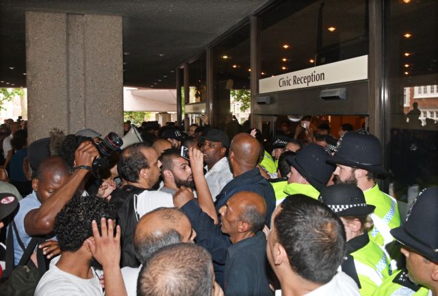 Εισέβαλαν σε δημαρχείο ζητώντας Δικαιοσύνη για τα θύματα της πυρκαγιάς