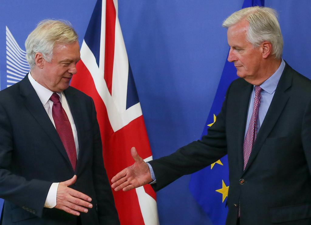 Μπαρνιέ και Ντέιβις αντάλλαξαν δώρα πριν τις διαπραγματεύσεις για το Brexit