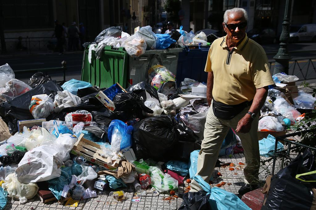 «Βουνά» σχηματίζουν τα σκουπίδια στη Θεσσαλονίκη