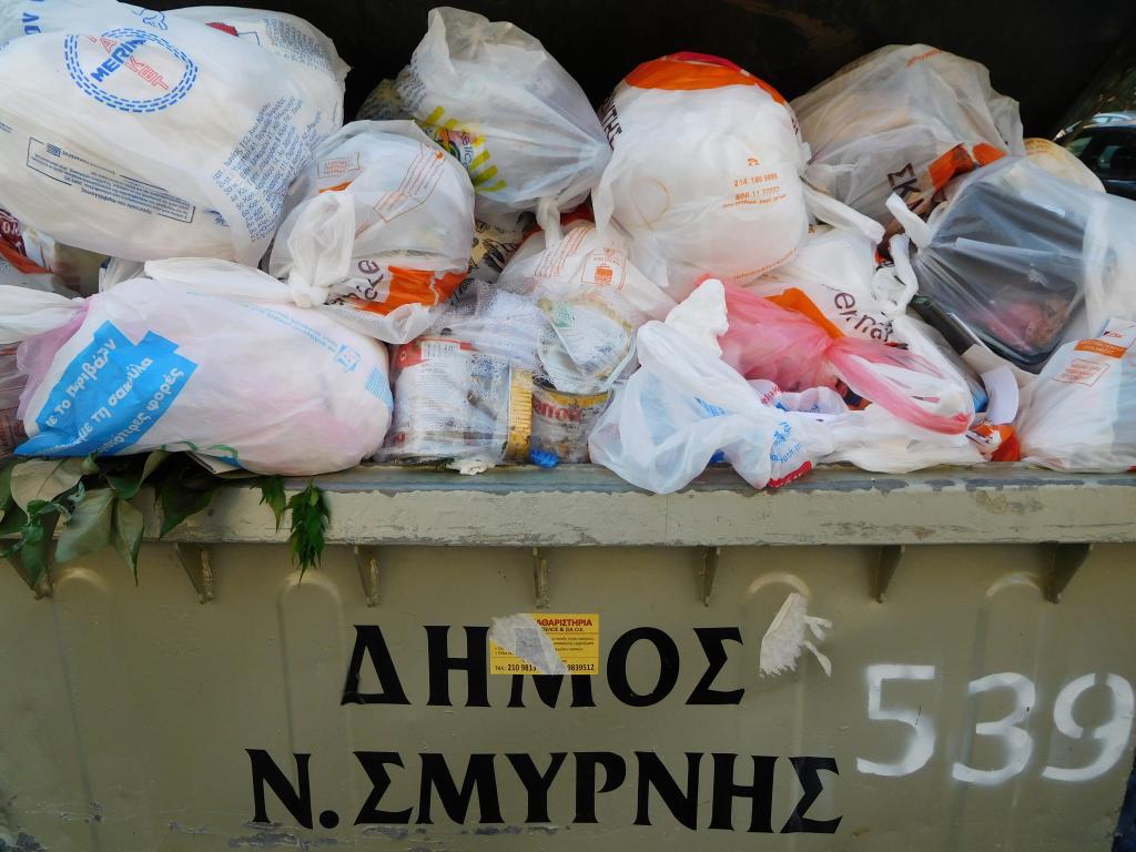 Μητσοτάκης: Ο Τσίπρας εξαπάτησε τους συμβασιούχους και πνίγει τη χώρα στα σκουπίδια