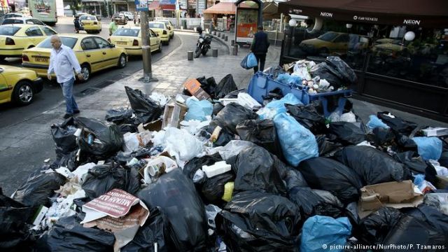 Γερμανικά ΜΜΕ: «Η Ελλάδα βυθίζεται στα σκουπίδια»