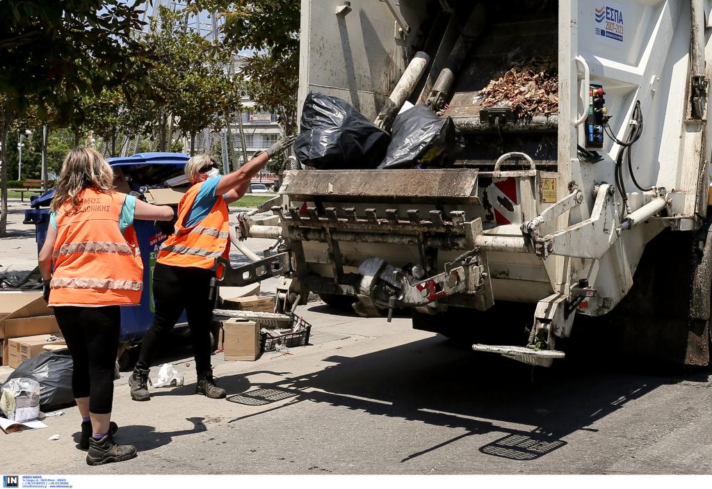Στη Θεσσαλονίκη άρχισαν να μαζεύουν τα σκουπίδια