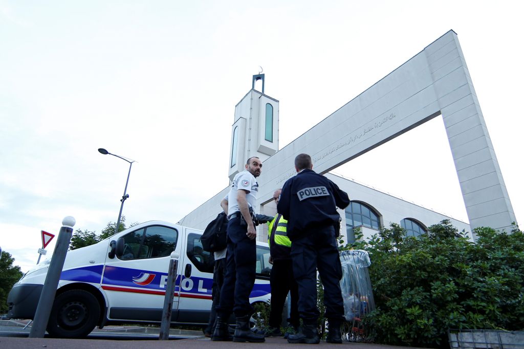 Γαλλία: Οδηγός επιχείρησε να ρίξει το αυτοκίνητό του μπροστά από τέμενος
