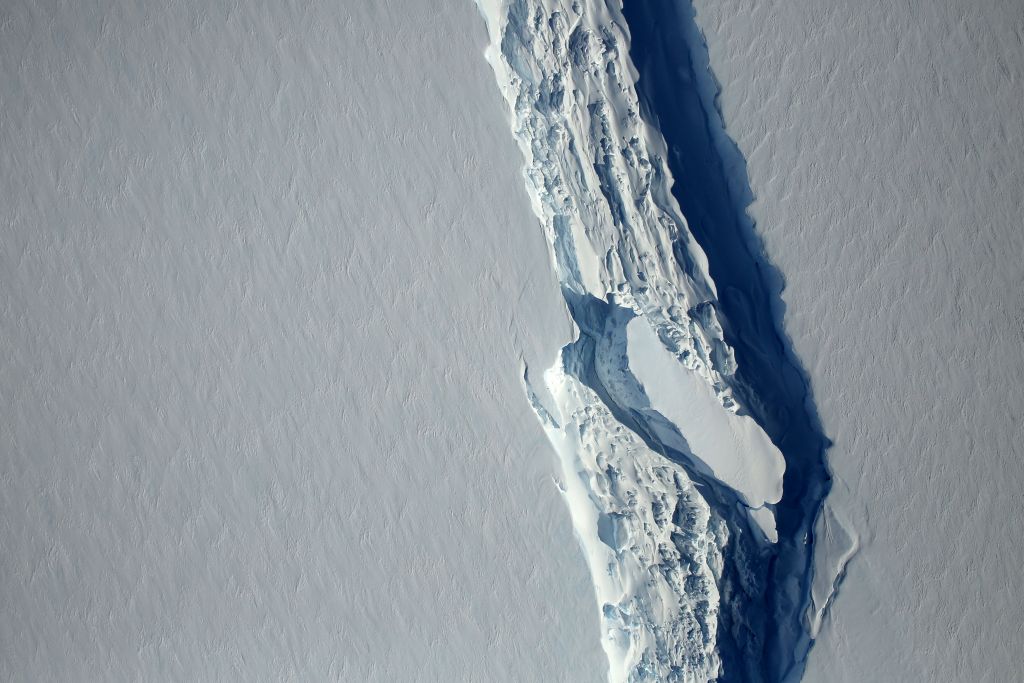 Γιγάντιο παγόβουνο αποκολλήθηκε από την Ανταρκτική