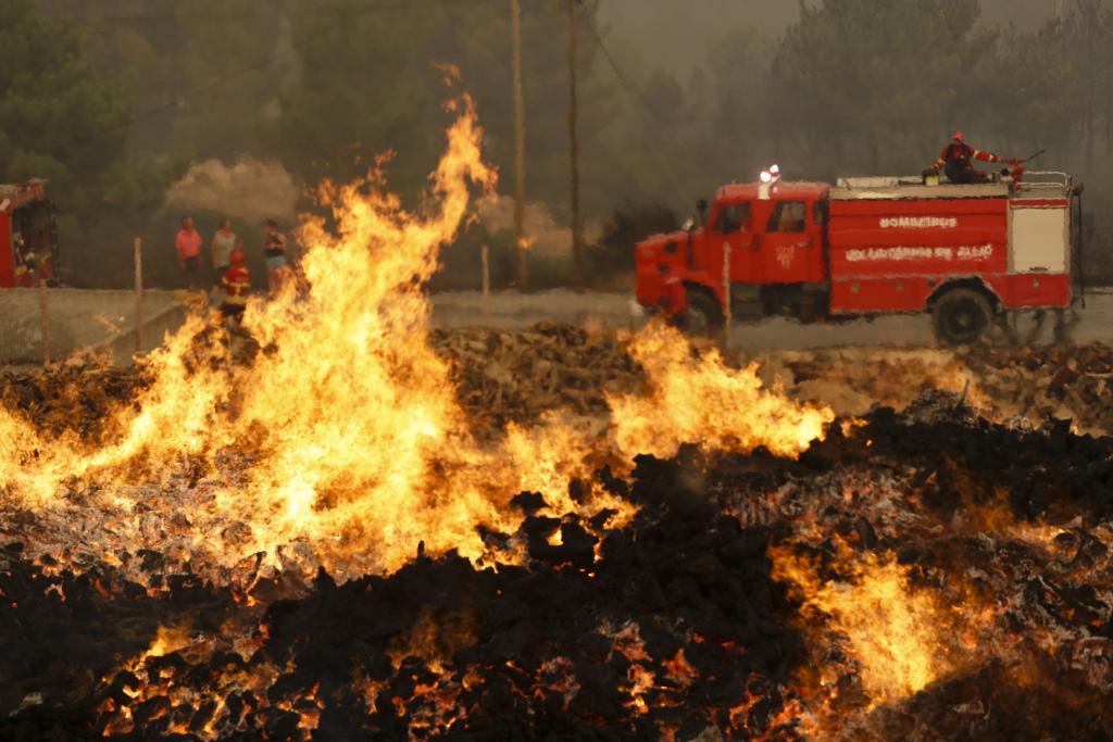 Νέες δασικές πυρκαγιές μαίνονται στην Πορτογαλία