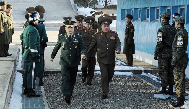Στρατιωτικές συνομιλίες με τη Βόρεια Κορέα ζητά η Νότια Κορέα