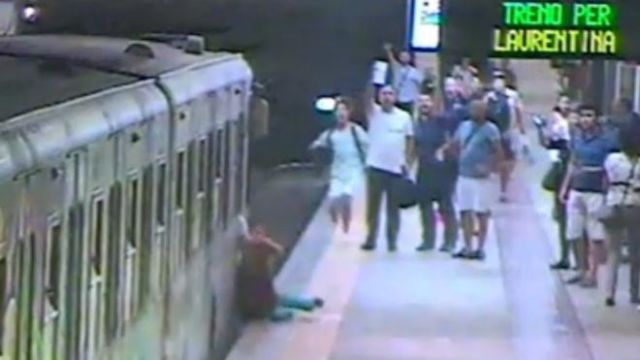 Μετρό Ρώμης: Γυναίκα σύρθηκε πιασμένη στην πόρτα βαγονιού ενώ ο οδηγός έτρωγε
