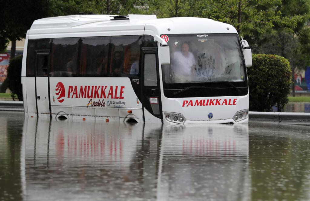 Παρέλυσε η Κωνσταντινούπολη από τις καταρρακτώδεις βροχές