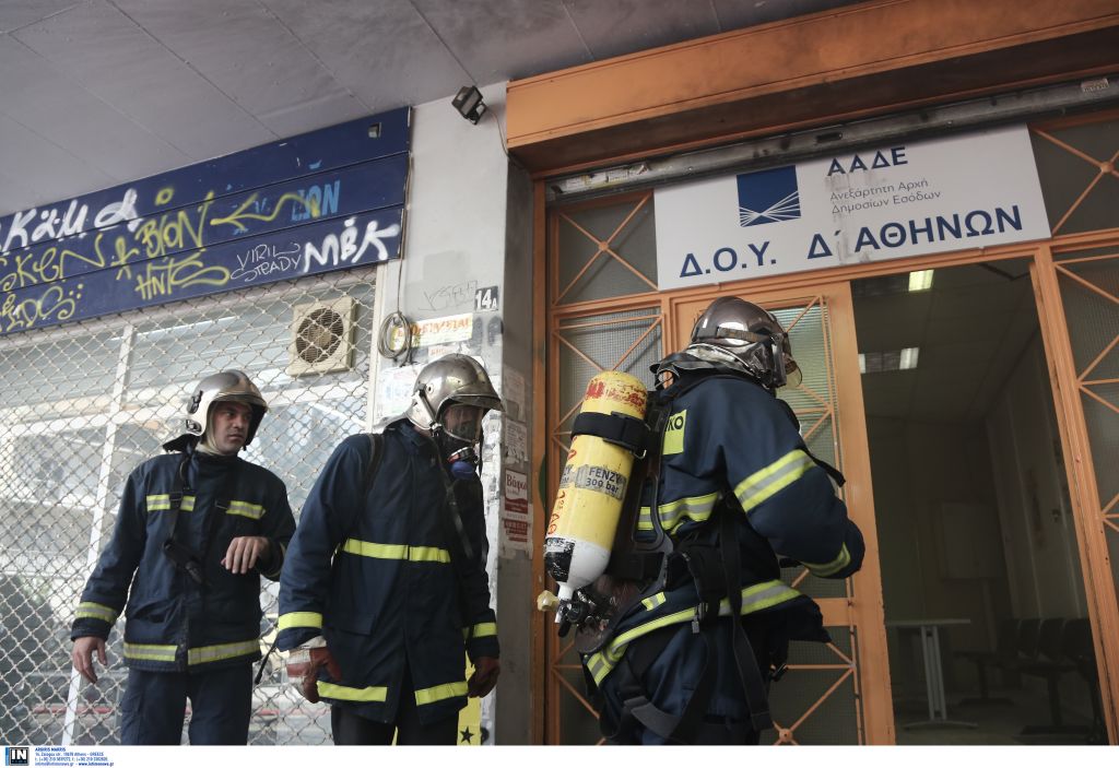 Υπό έλεγχο η πυρκαγιά στη Δ΄ ΔΟΥ Αθηνών στα Εξάρχεια