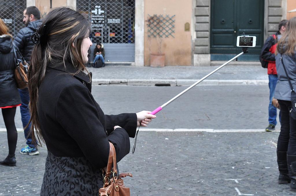 Στο Μιλάνο απαγορεύθηκε η χρήση των selfie sticks