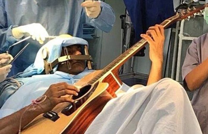 Έπαιζε κιθάρα την ώρα που τον χειρουργούσαν στον εγκέφαλο