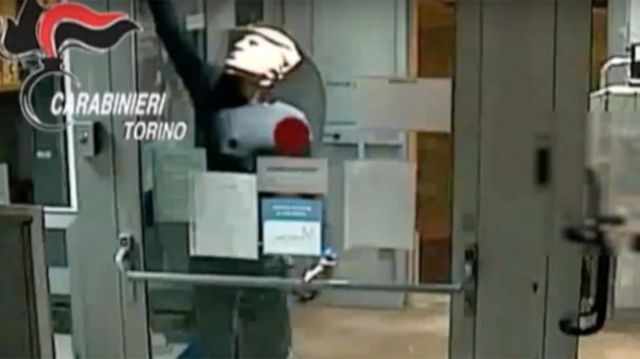 Τορίνο: Αρπαζαν χρήματα από ATM φορώντας μάσκες του Τραμπ (βίντεο)