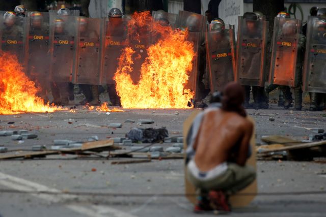Απαγόρευσε τις διαδηλώσεις ο Μαδούρο, δεν υποχωρεί η αντιπολίτευση