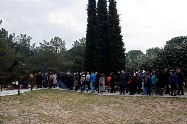 Στην ουρά για τις «ιερές παντόφλες» και το… βρασμένο κάστανο