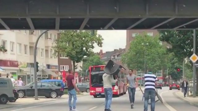 Αμβούργο: Περαστικοί ακινητοποίησαν τον δράστη της φονικής επίθεσης (βίντεο) | tanea.gr