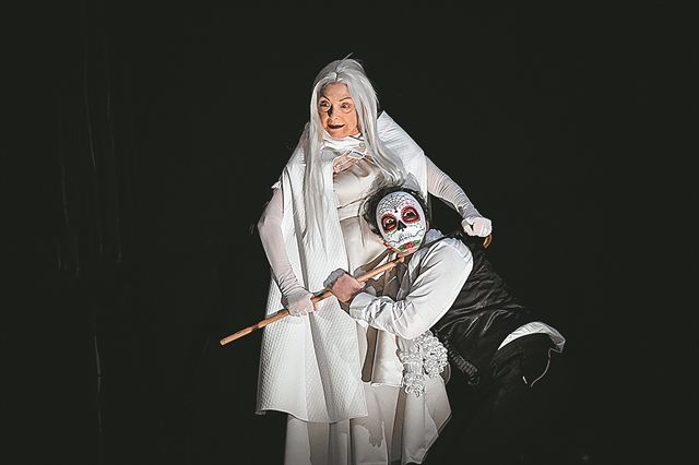 Ο άνθρωπος πίσω από τη μάσκα