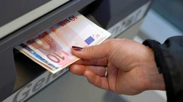 Στα 1.800 ευρώ το όριο ανάληψης από τον Σεπτέμβριο