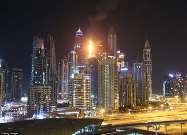 Ντουμπάι: Τεράστια φωτιά σε ένα από τα υψηλότερα κτίρια στον κόσμο