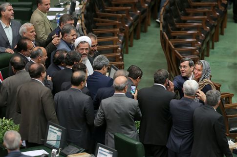Ιράν: Εντονες αντιδράσεις για τις selfie βουλευτών με τη Μογκερίνι