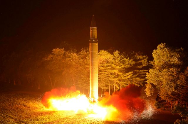 Η Βόρεια Κορέα «εξετάζει» επίθεση στη νήσο Γκουάμ μετά τις απειλές του Τραμπ
