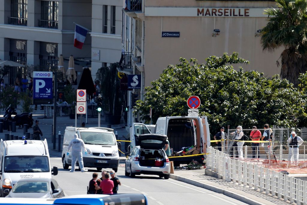 Γαλλία: Aυτοκίνητο έπεσε πάνω σε υπόστεγο λεωφορείων – ένας νεκρός
