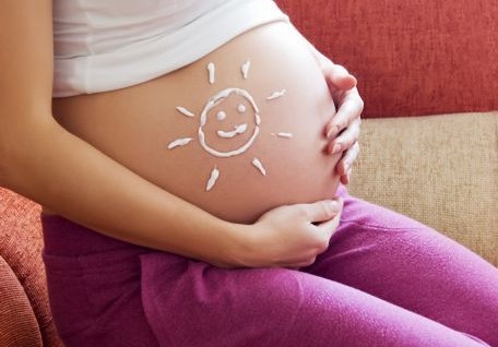 Εγκυμοσύνη: Συμβουλές για να αντέξετε τη ζέστη