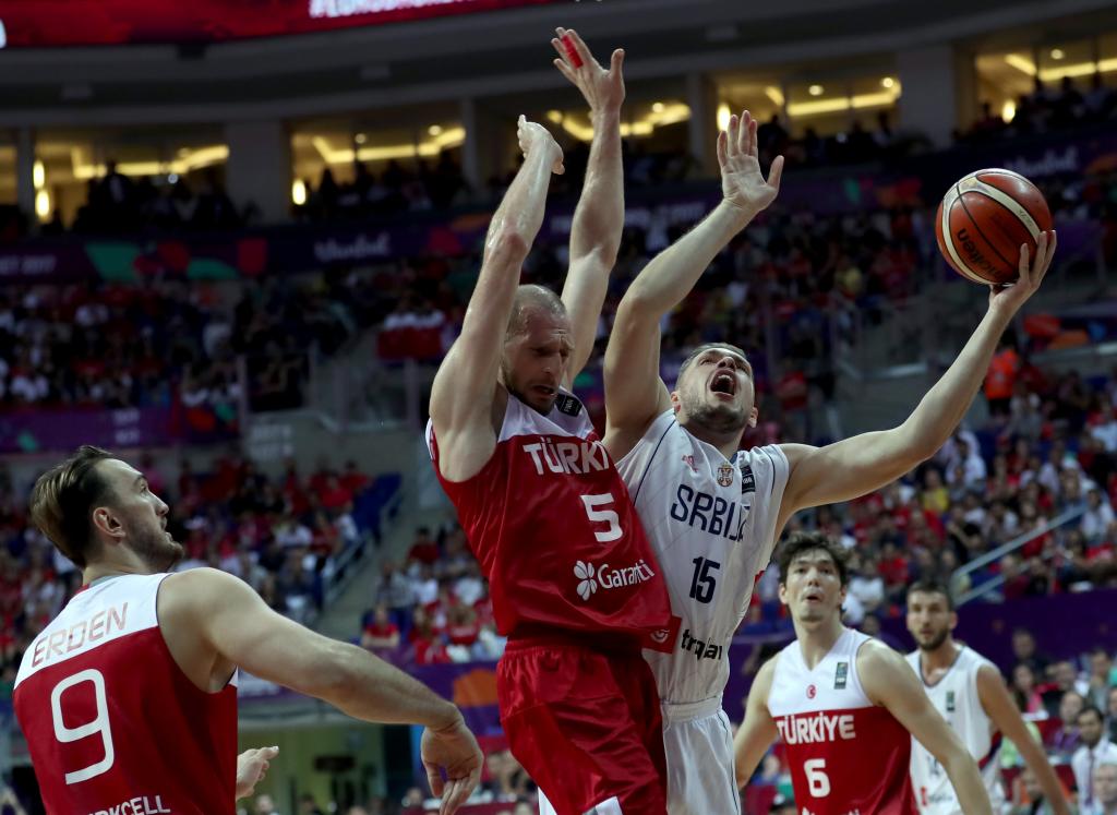 Ευρωμπάσκετ: Δύσκολα η Σερβία, τρίτη νίκη για τη Ρωσία