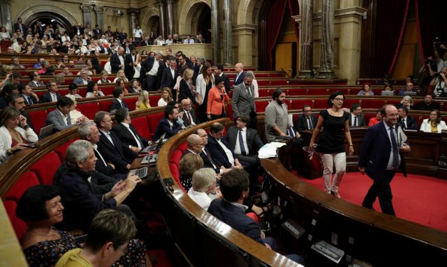 Καταλονία: Το Συνταγματικό Δικαστήριο ακυρώνει το δημοψήφισμα απόσχισης