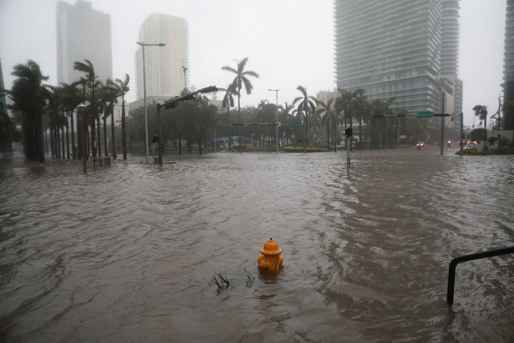 Στο μάτι του κυκλώνα η Φλόριντα, νεκροί και εκατομμύρια στο σκοτάδι