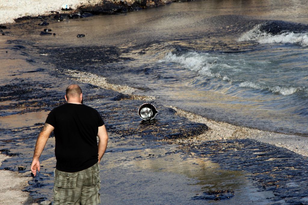 Στις ακτές της Φρεαττύδας έφτασε η μόλυνση από την πετρελαιοκηλίδα