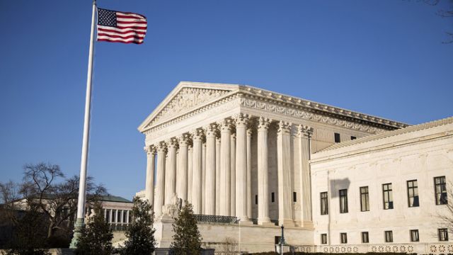 Προσωρινή δικαίωση Τραμπ για τους πρόσφυγες από το Ανώτατο Δικαστήριο